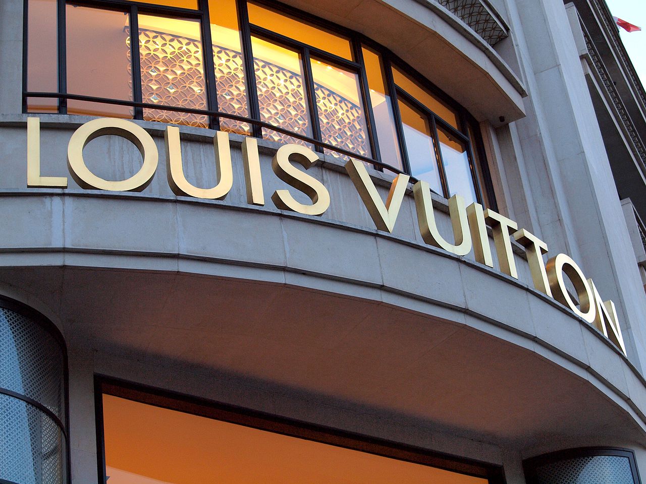 1280px-Louis_Vuitton_in_Paris_02.jpg